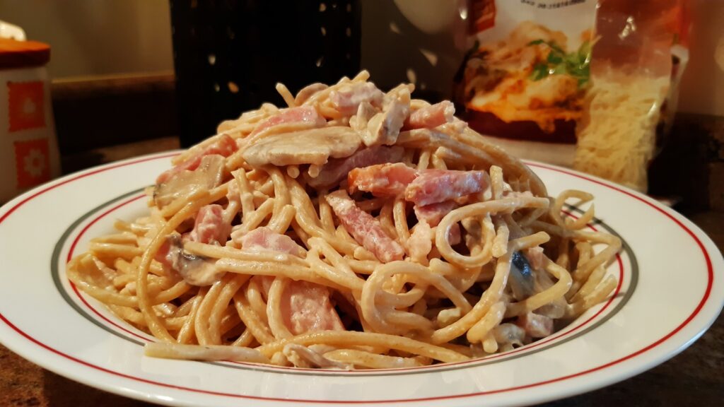 espaguetis con nata bacón y champiñones