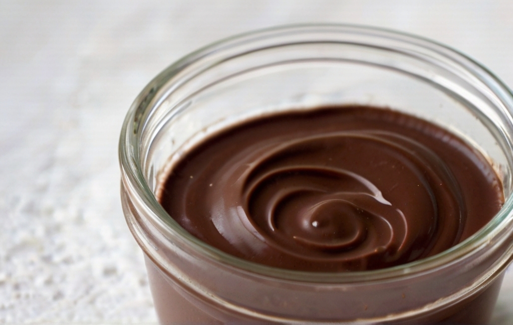 Descubre cómo hacer una deliciosa crema pastelera de chocolate con nuestra receta fácil. Sorprende a tus invitados con este postre irresistible.